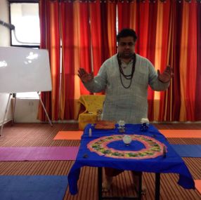 Yogi Vikram Mittal praying before the session